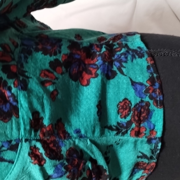 NWT Free People Sz M Hillary deep green print crop, ruching on back and wrists - Picture 9 of 16